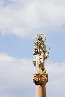 Deutschland, Bayern, Murnau, Blick auf die Marienstatue - 13408CS-U