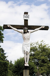 Deutschland, Bayern, Murnau, Blick auf Kreuz auf Friedhof - 13406CS-U