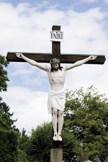 Deutschland, Bayern, Murnau, Blick auf Kreuz auf Friedhof - 13406CS-U