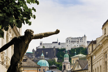 Österreich, Salzburg, Blick auf den Salzburger Dom und die Festung Hohensalzburg - 13397CS-U