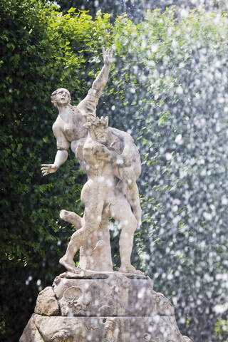 Österreich, Salzburg, Mirabellgarten, Blick auf Statue mit Springbrunnen, lizenzfreies Stockfoto