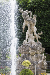 Österreich, Salzburg, Mirabellgarten, Blick auf Statue mit Springbrunnen - 13393CS-U