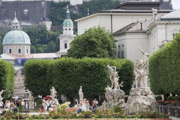 Österreich, Salzburg, Blick auf Salzburger Dom und Mirabellgarten - 13391CS-U
