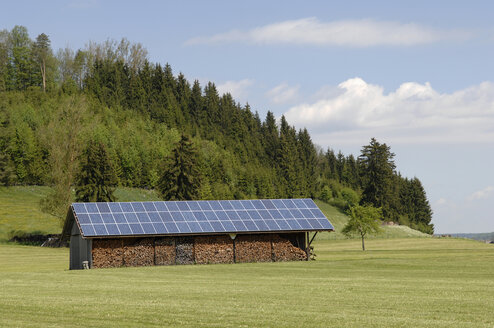 Deutschland, Bayern, Holzhütte mit Solarzellendach - CRF01905