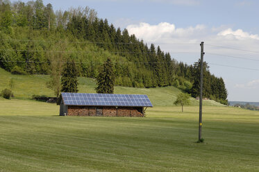 Deutschland, Bayern, Holzhütte mit Solarzellendach - CRF01904