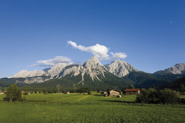 Österreich, Tirol, Blick auf eine Landschaft mit den Gebirgszügen 