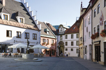 Germany, Bavaria, Allgaeu, Füssen, View of pedestrian area with people - 13561CS-U