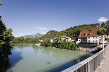Deutschland, Bayern, Allgäu, Füssen, Blick auf Brücke über den Lech mit Bergen im Hintergrund - 13560CS-U