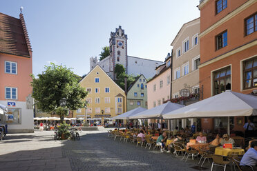 Deutschland, Bayern, Allgäu, Füssen, Blick auf Fußgängerzone mit Menschen - 13558CS-U