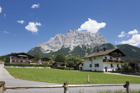 Österreich, Tirol, Ehrwald, Blick auf Häuser mit Zugspitze im Hintergrund - 13553CS-U