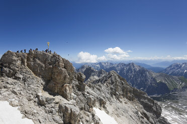 Österreich, Tirol, Zugspitze, Menschen und Kreuz auf Berggipfel - 13550CS-U