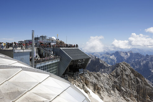 Österreich, Tirol, Zugspitze, Tourist im Straßencafé, Berge im Hintergrund - 13547CS-U