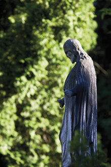 Deutschland, Bayern, Allgäu, Füssen, Ansicht eines Standbildes auf dem Friedhof - 13539CS-U