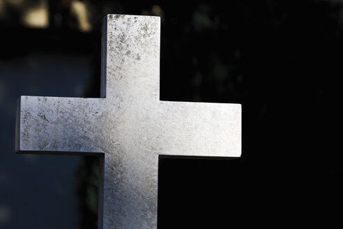 Deutschland, Bayern, Allgäu, Füssen, Deutschland, Bayern, Allgäu, Füssen, Ansicht eines religiösen Kreuzes auf einem Friedhof - 13536CS-U
