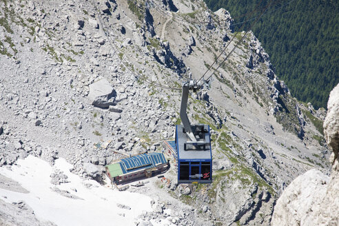 Österreich, Tirol, Blick auf eine Seilbahn, die über Berge fährt - 13523CS-U