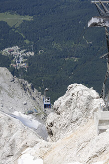 Österreich, Tirol, Ehrwald, Zugspitze, Seilbahn über Bergkette - 13522CS-U