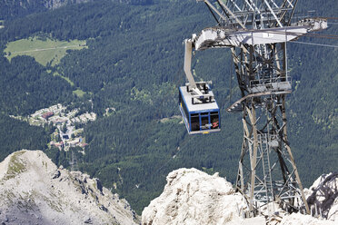 Österreich, Tirol, Blick auf Seilbahn über Berge - 13521CS-U