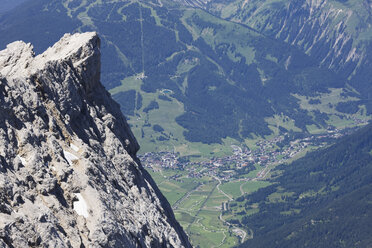 Deutschland, Bayern, Zugspitze, Blick auf Lermoos in Tirol, Österreich - 13513CS-U