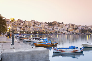 Griechenland, Kreta, Sitia, Blick auf den Hafen mit Stadt im Hintergrund - MSF02386