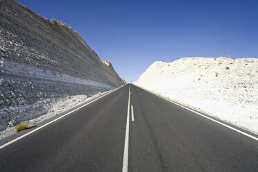Spanien, Granada, Blick auf eine leere Landstraße, die durch kalkhaltiges Gestein führt - MSF02376