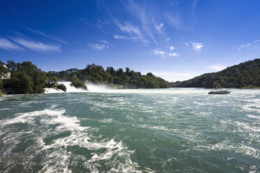 Schweiz, Neuhausen, Blick auf den Rheinwasserfall mit Tourist im Boot - MSF02372