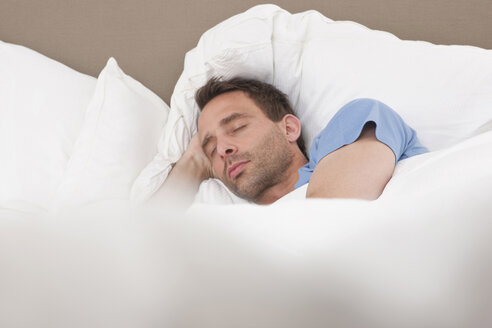 Germany, Man sleeping on bed - WESTF14925