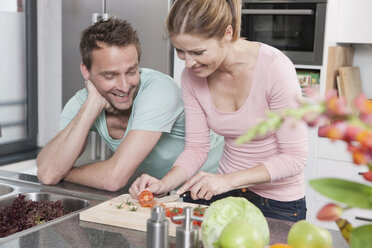 Germany, Couple preparing salad in kitchen, smiling - WESTF14888