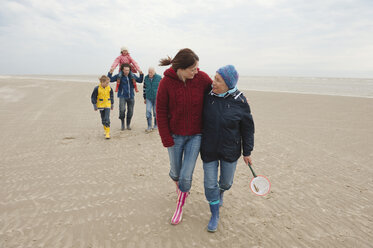 Germany, St. Peter-Ording, North Sea, Family walking on beach - WESTF15068