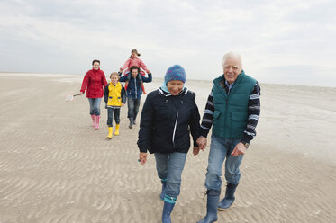 Deutschland, St. Peter-Ording, Nordsee, Familienspaziergang am Strand - WESTF15065