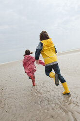 Germany, St. Peter-Ording, North Sea, Children (6-9) running on beach - WESTF15035