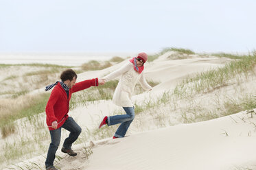 Deutschland, St.Peter-Ording, Nordsee, Pärchen spaziert auf Stranddüne - WESTF15022