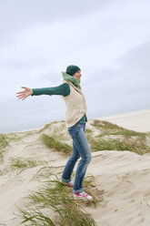 Deutschland, St. Peter-Ording, Nordsee, Frau steht auf Sanddünen - WESTF15005