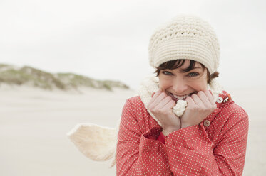 Deutschland, St. Peter-Ording, Nordsee, Frau hat Spaß in Sanddünen, lächelnd, Porträt - WESTF14991