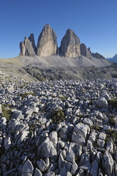 Italien, Dolomiten, Alpen, Blick auf drei Berggipfel gegen blauen Himmel - RUEF00433
