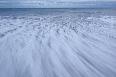 USA, Staat Washington, Olympic National Park, Blick auf verschwommene Wellen am Strand - RUEF00418
