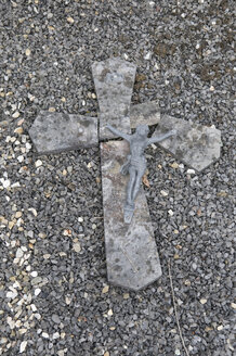Frankreich, Elsass, Altes zerbrochenes Kruzifix am Grab - AWDF00561