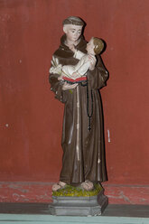 Frankreich, Elsass, Statue von Joseph mit Jesus vor roter Wand - AWDF00560