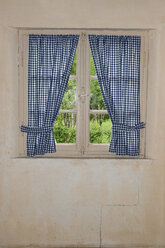 Frankreich, Elsass, Ansicht eines alten Fensters mit Gardinen - AWDF00552