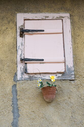 Frankreich, Elsass, Ansicht eines alten Fensters - AWDF00551