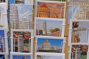 Italien, Pisa, Postkartenständer mit Postkarten im Geschäft - ASF04116