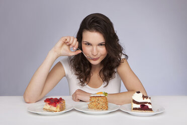 Junge Frau mit 3 Tellern Kuchen, Porträt - SKF00237