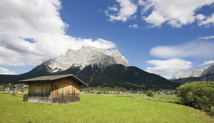 Österreich, Tirol, Ehrwald, Bauwerk in ländlicher Umgebung mit Bergen im Hintergrund - CSF013580