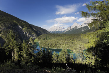Österreich, Tirol, Zugspitze, Blick durch den Berg auf den Blindsee - CSF013586