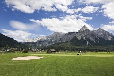 Österreich, Tirol, Ehrwald, Zugspitz, Blick auf Golfplatz mit Bergen im Hintergrund - CSF013588