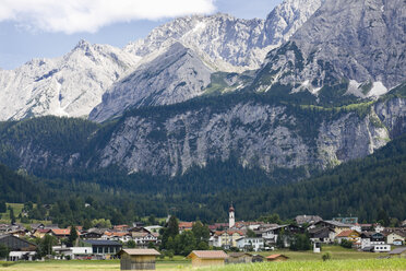 Österreich, Tirol, Mieming, Ehrwald, Blick auf das Dorf mit Bergketten - CSF013589