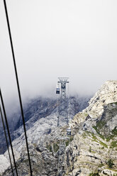 Österreich, Zugspitze, Blick auf Seilbahn und Berg - CSF013576