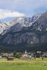 Österreich, Tirol, Mieming, Ehrwald, Blick auf das Dorf mit Bergketten - CSF013575