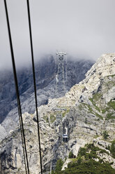 Österreich, Zugspitze, Blick auf Seilbahn und Berg - CSF013572