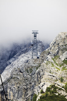 Österreich, Zugspitze, Blick auf Seilbahn und Berg - CSF013569