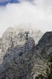 Österreich, Zugspitze, Blick auf Seilbahn und Berg - CSF013567